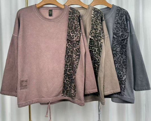 tuta con rifiniture leopardate